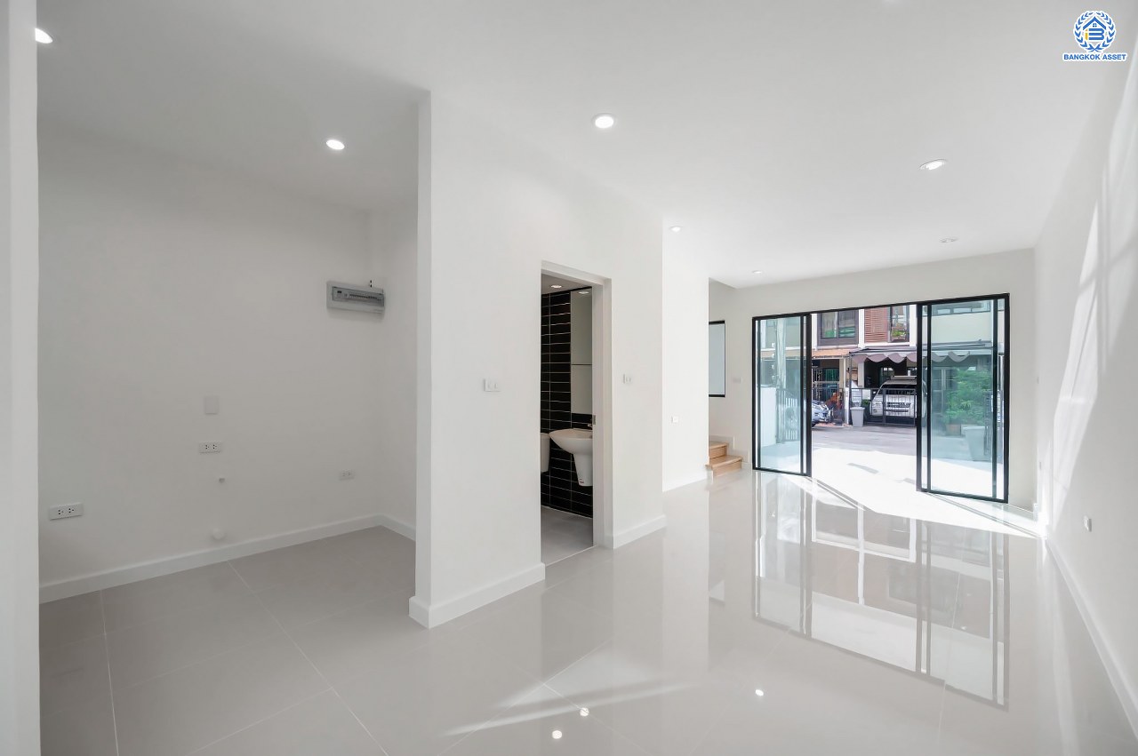 บ้านมือสองตกแต่งใหม่ โครงการ ซิกเนเจอร์ เพชรเกษม69 เนื้อที่ 17.6 ตร.ว. ฟังก์ชัน 3 ห้องนอน 3 ห้องน้ำ จอดรถได้ 1 คัน บ้านสภาพสวย บนทำเลเดินทางสะดวก เชื่อมต่อถนนเพชรเกษม, ถนนกาญจนาภิเษก, ถนนพุทธมณฑลสาย 2 และ 3 ใกล้รถไฟฟ้าสายสีน้ำเงิน "สถานีหลักสอง" ในราคาสุดคุ้ม!...